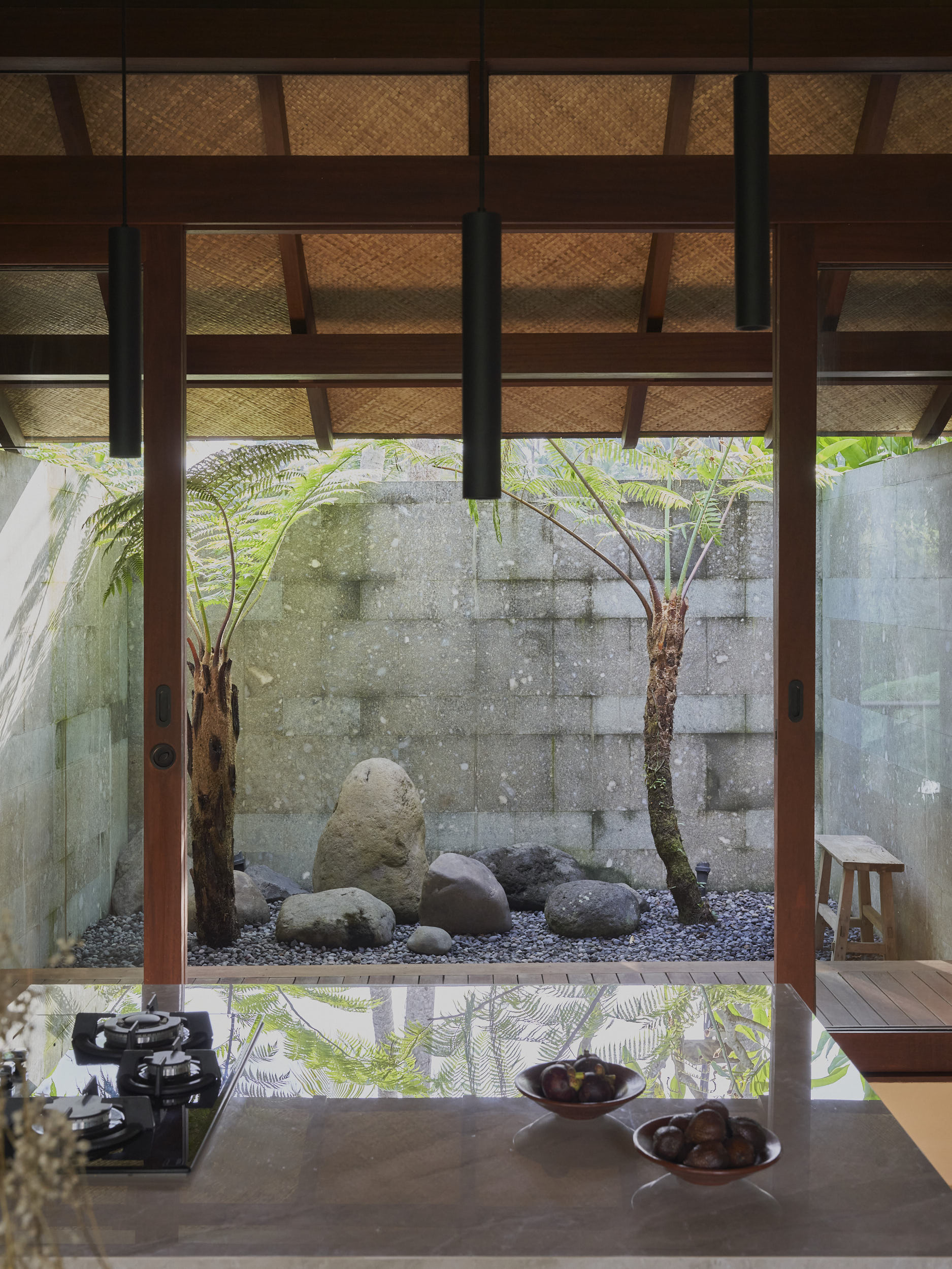 Side japanese courtyard next to the kitchen space