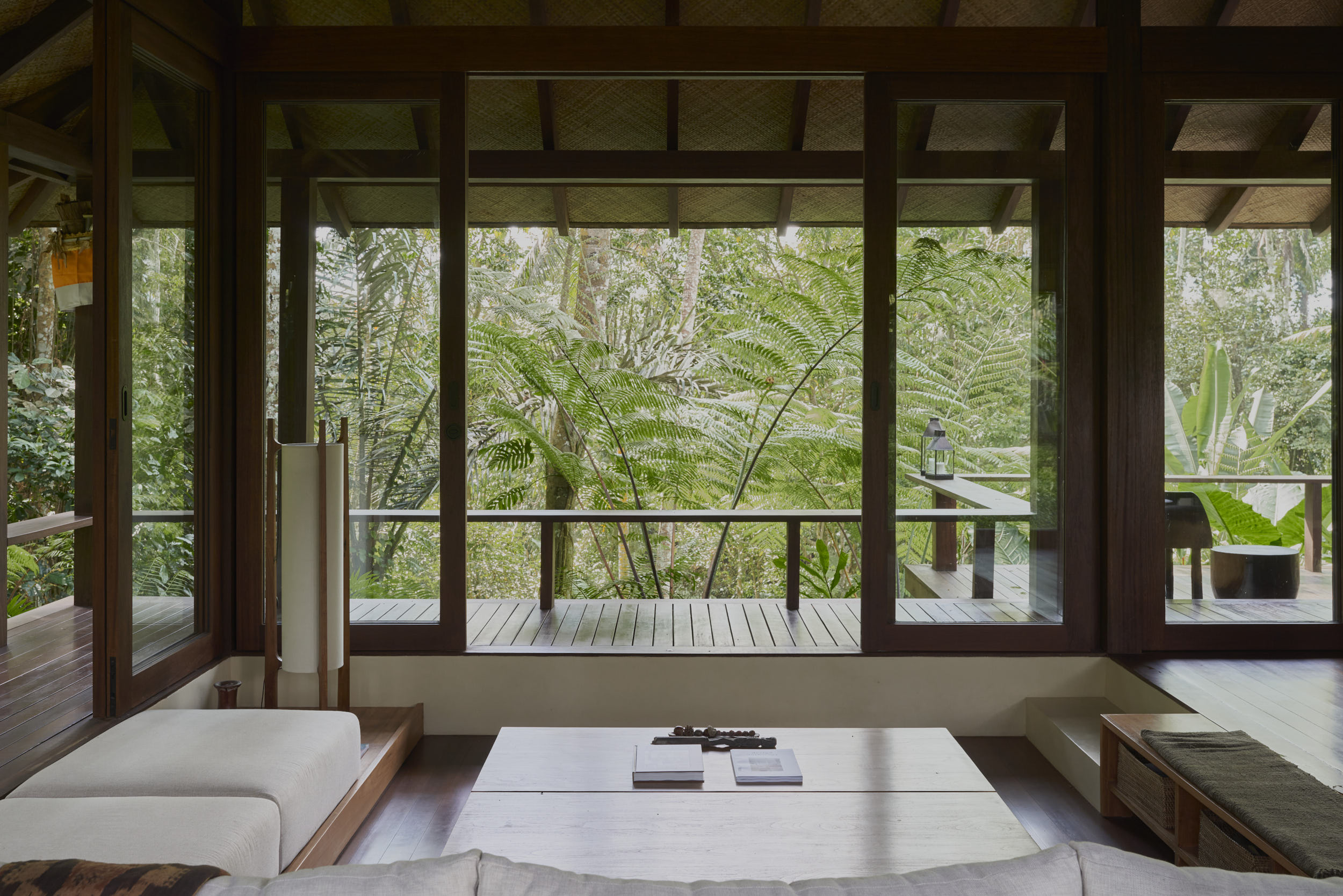 Landscape view of the living room showing the space and the connection with its surroundings