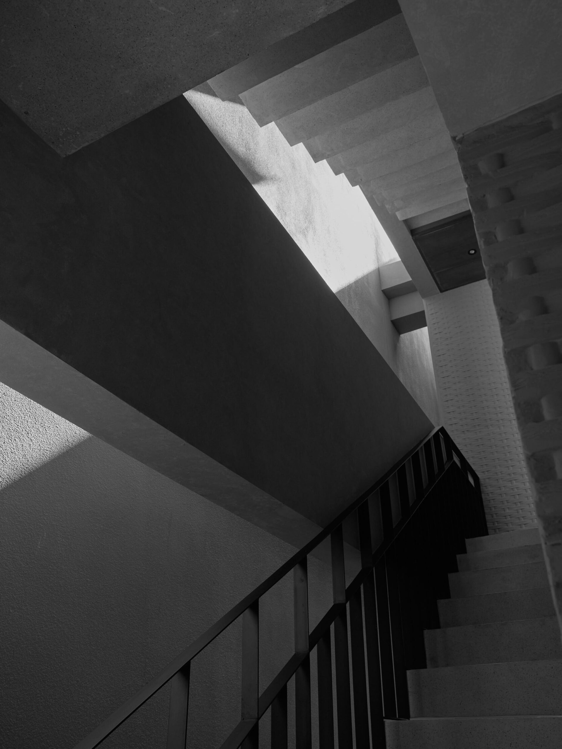 Black and white photo of the staircase, showing the penetration of light in the building gaps